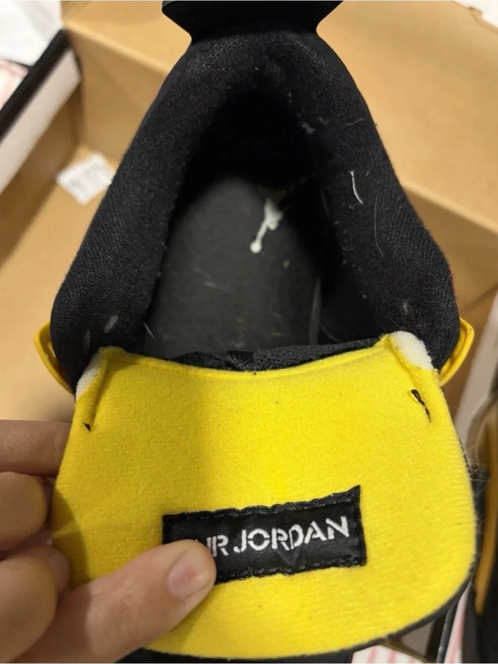 Air Jordan 4 Retro Black & Yellow - 7.5 men’s